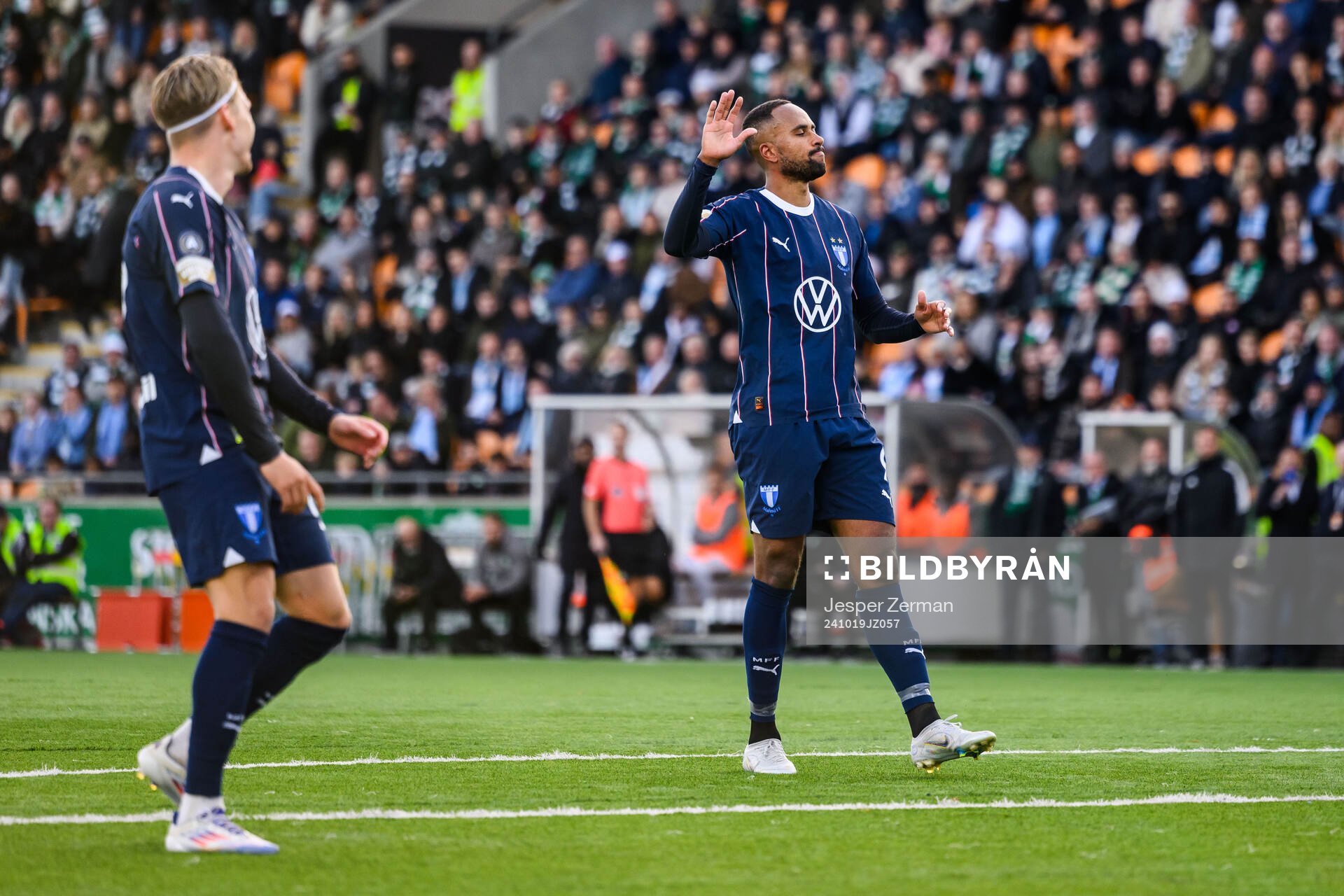 Malmö FFs Jens Stryger Larsen och Isaac Kiese Thelin deppar