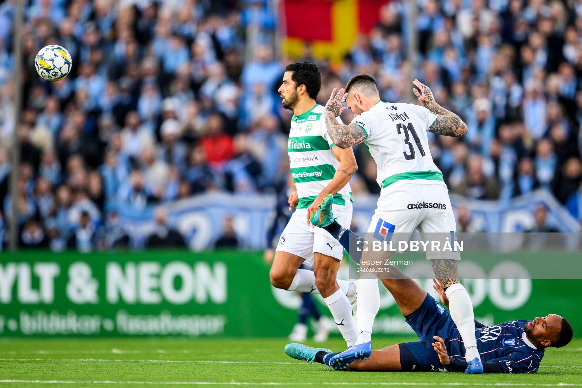 Västerås Isak Jönsson och Malmö FFs Isaac Kiese Thelin
