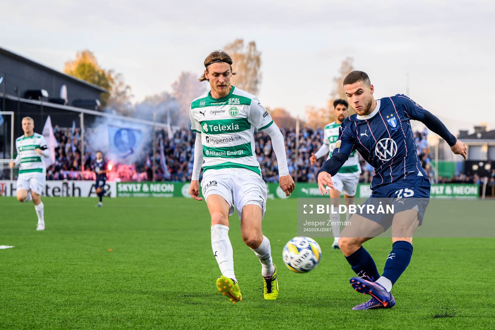 Västerås Gustav Granath och Malmö FFs Gabriel Busanello