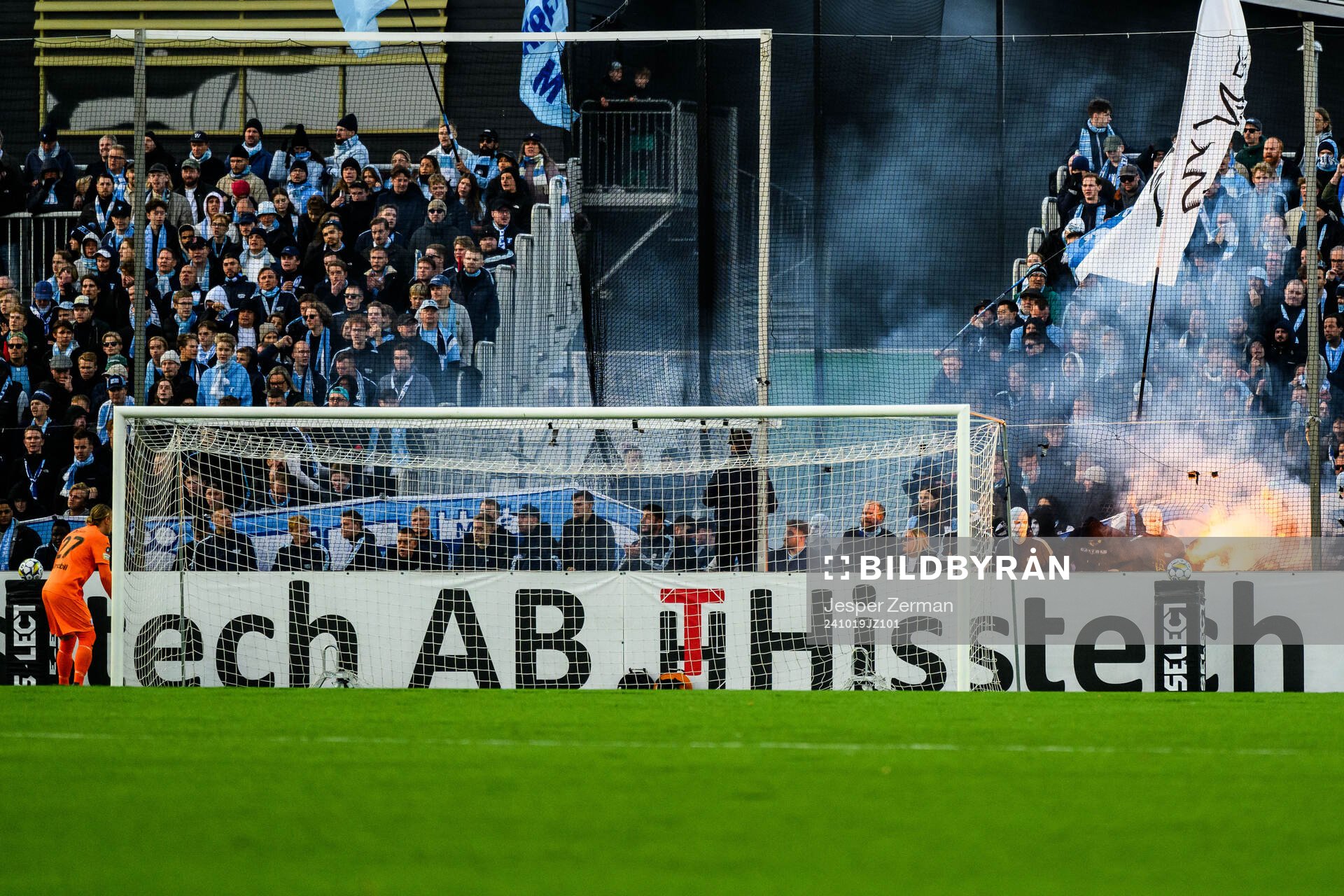 Malmö FFs supportrar bränner sönder nät