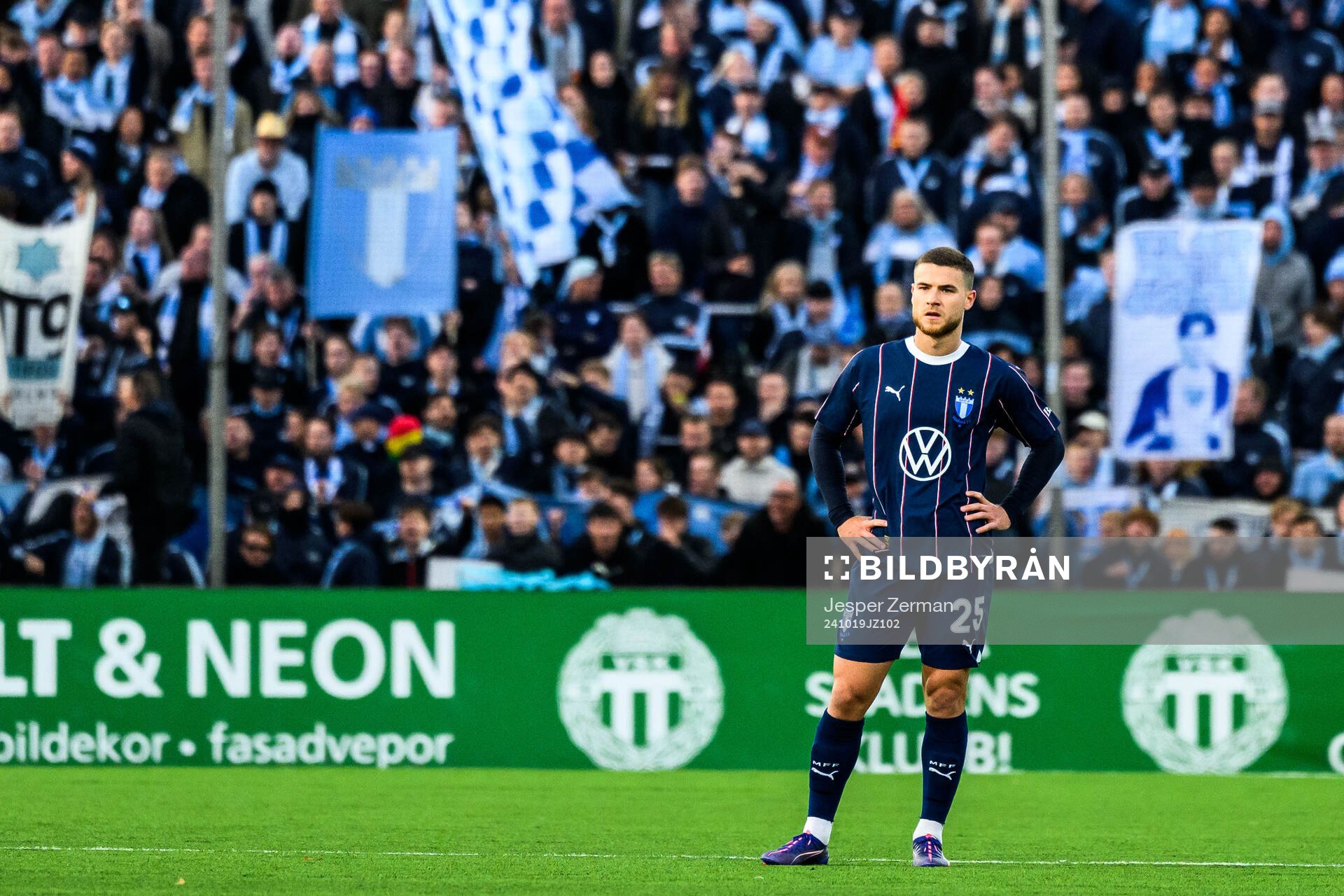 Malmö FFs Gabriel Busanello deppar