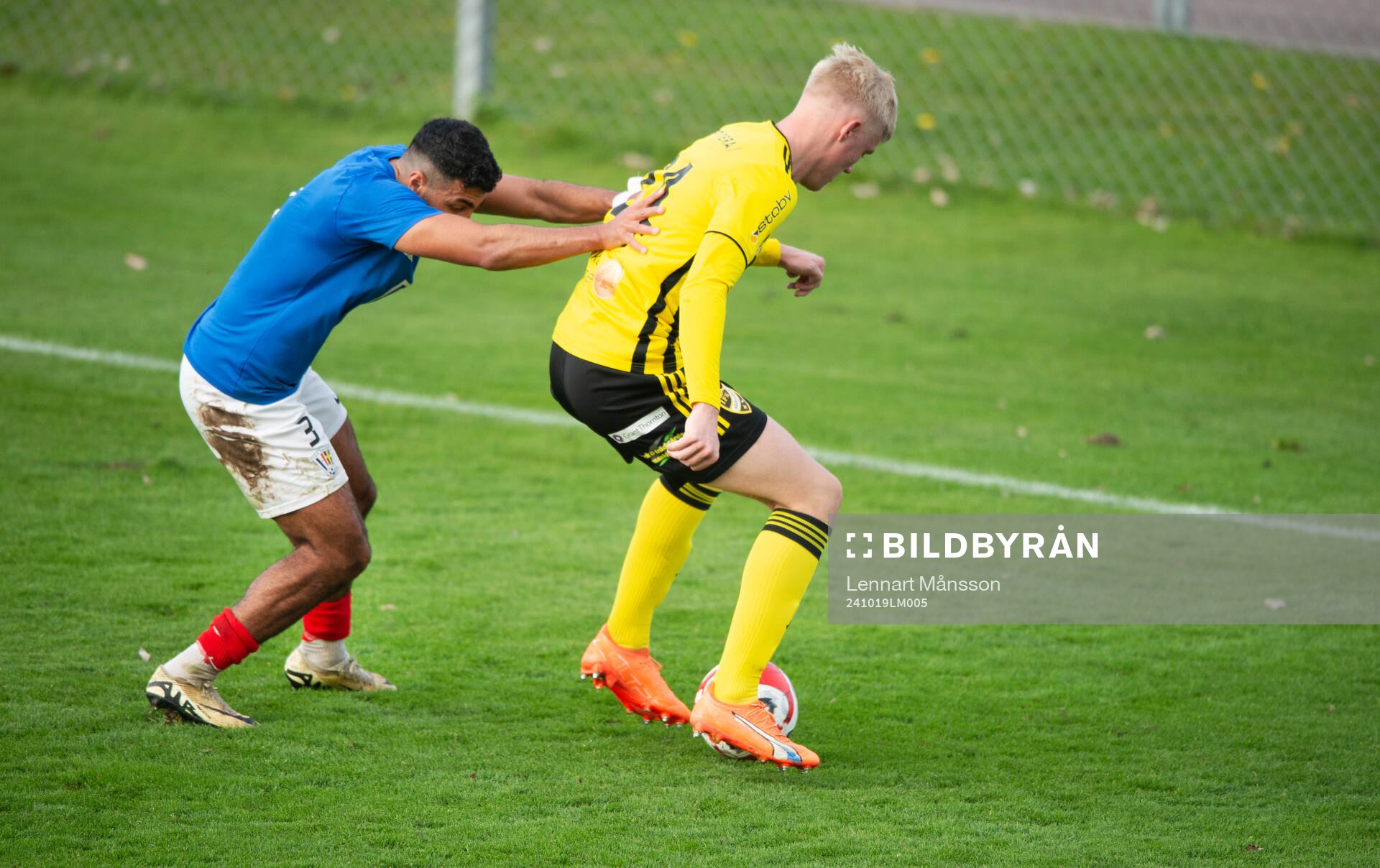 IFK Hässleholms Linus Roslund trycks i ryggen i matchen i division 2 mellan IFK Hässleholm och FBK Balkan i Hässleholm 19 oktober 2024.