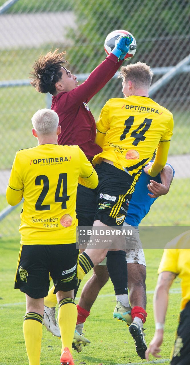 IFK Hässleholms Hugo Arvidsson trycker till Balkans målvakt Tobias Wahl i matchen i division 2 mellan IFK Hässleholm och FBK Balkan i Hässleholm 19 oktober 2024.