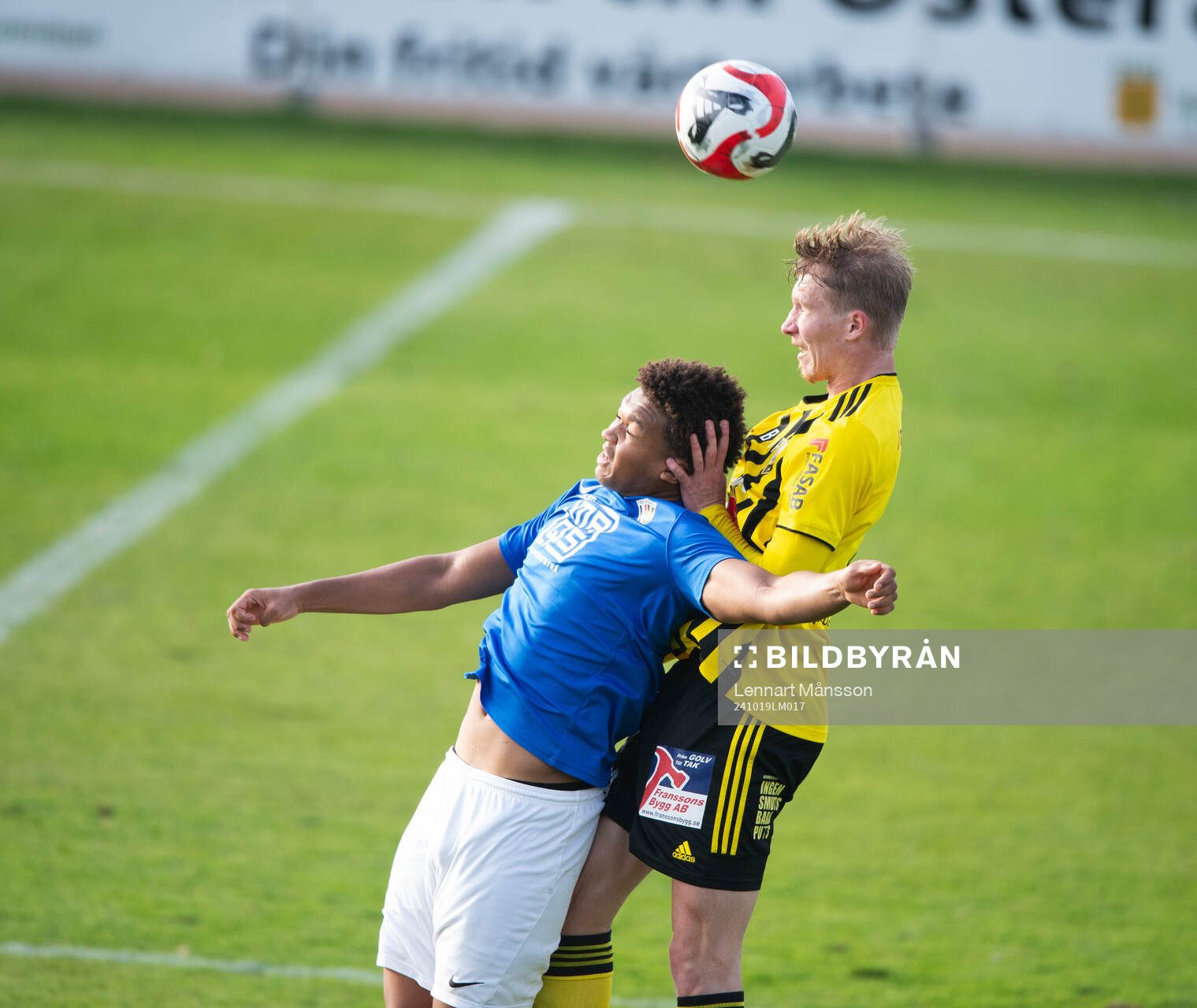 IFK Hässleholms Hugo Arvidsson trycker till Balkans Philip
