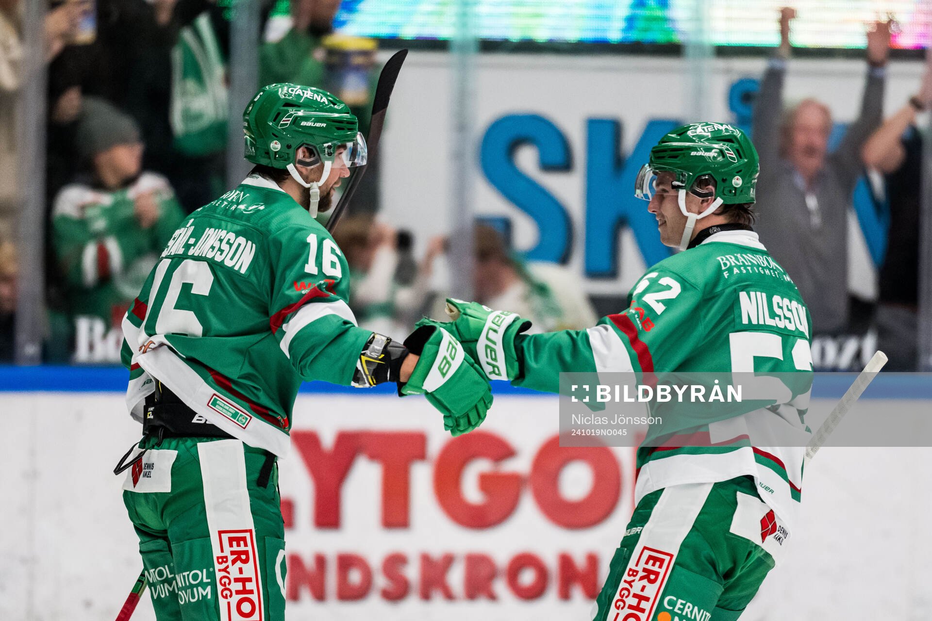 Rögles Lukas Ekeståhl-Jonsson och Felix Nilsson jublar