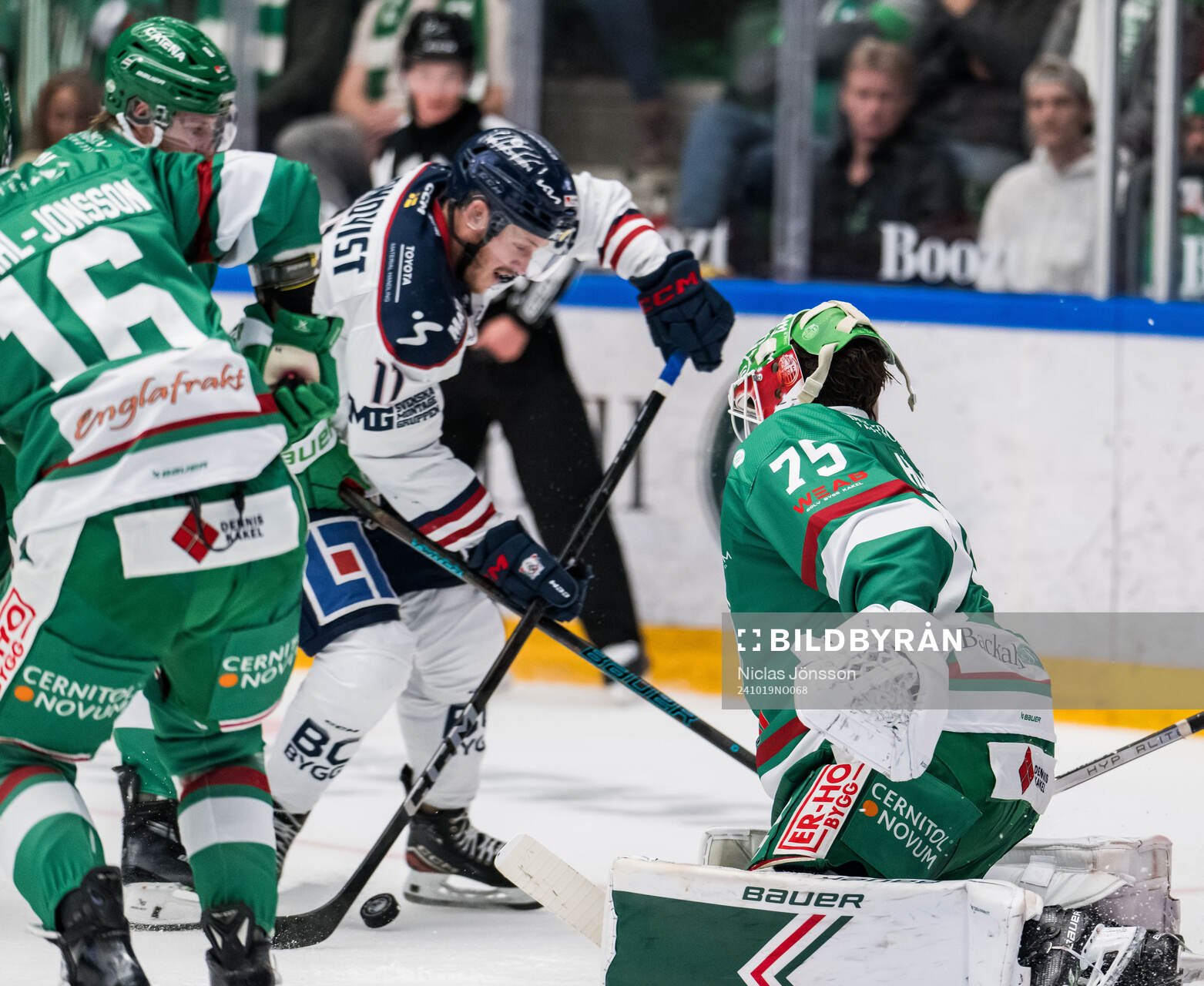 Linköpings Henrik Törnqvist och Rögles målvakt Arvid