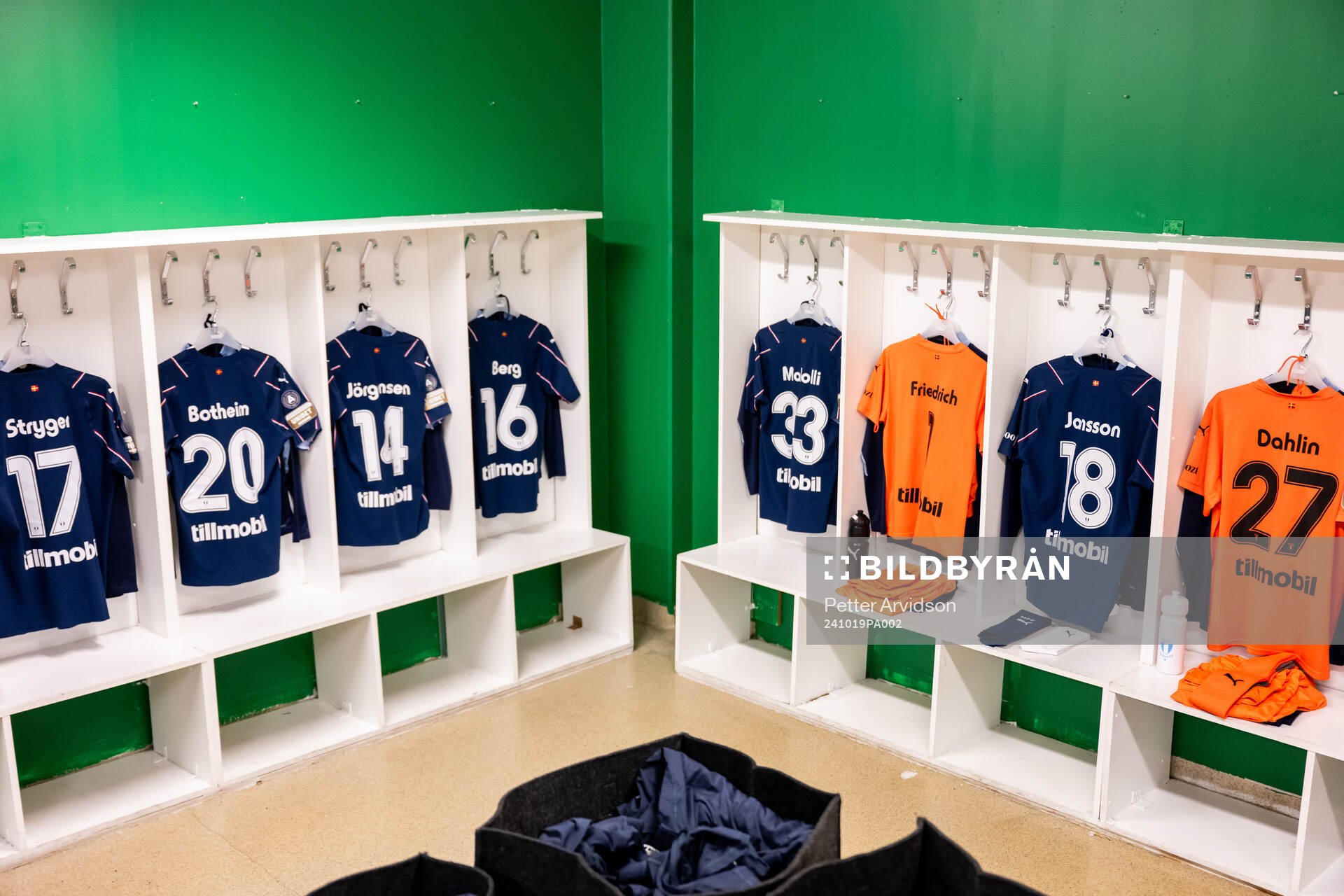 Malmö FFs matchtröjor hänger redo i omklädningsrummet
