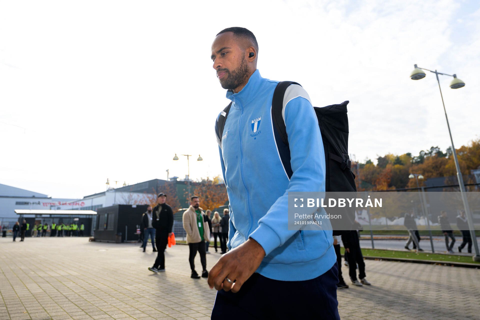 Malmö FFs Isaac Kiese Thelin anländer inför fotbollsmatchen i Allsvenskan mellan Västerås och Malmö FF den 19 oktober 2024 i Västerås. 