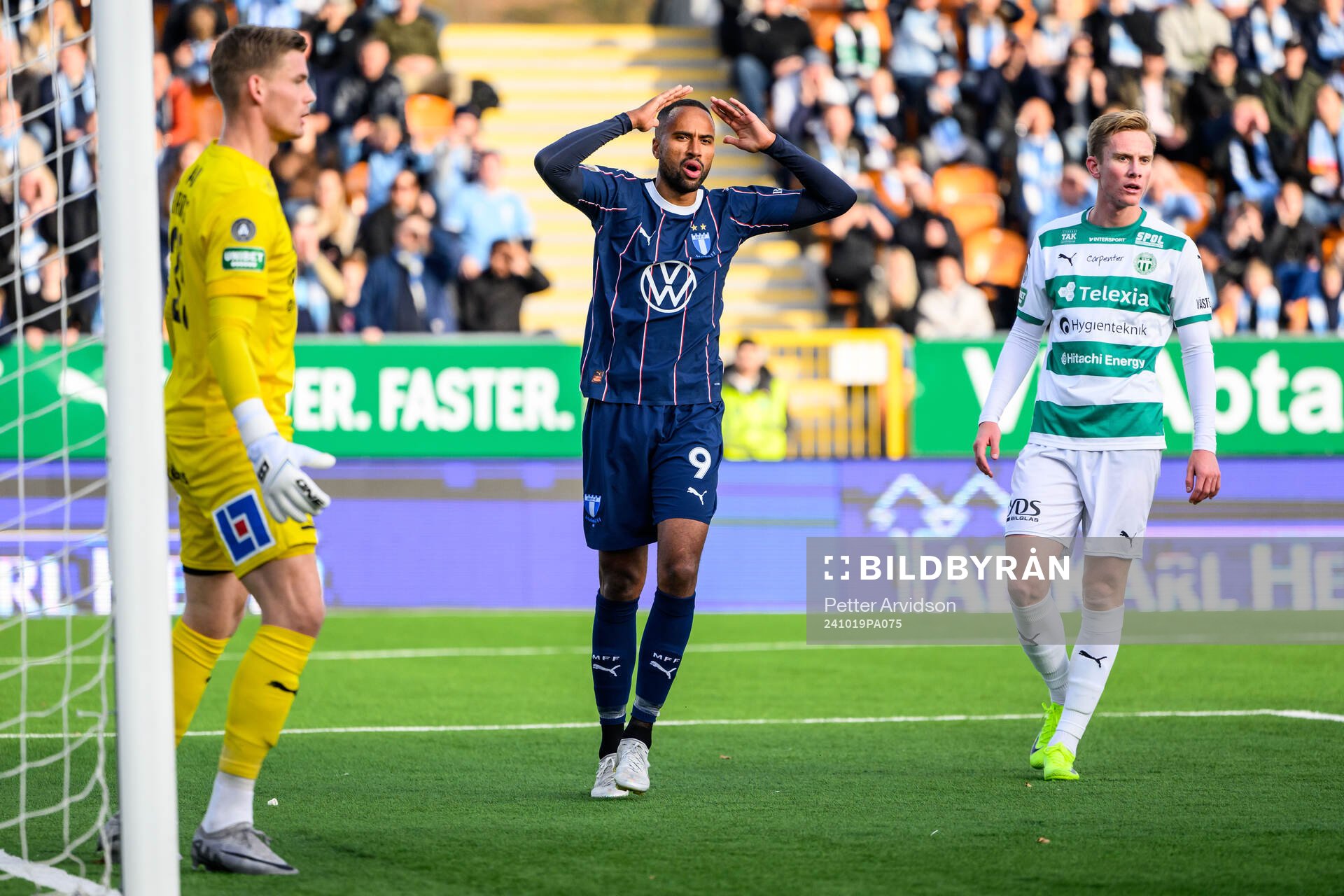 Malmö FFs Isaac Kiese Thelin deppar