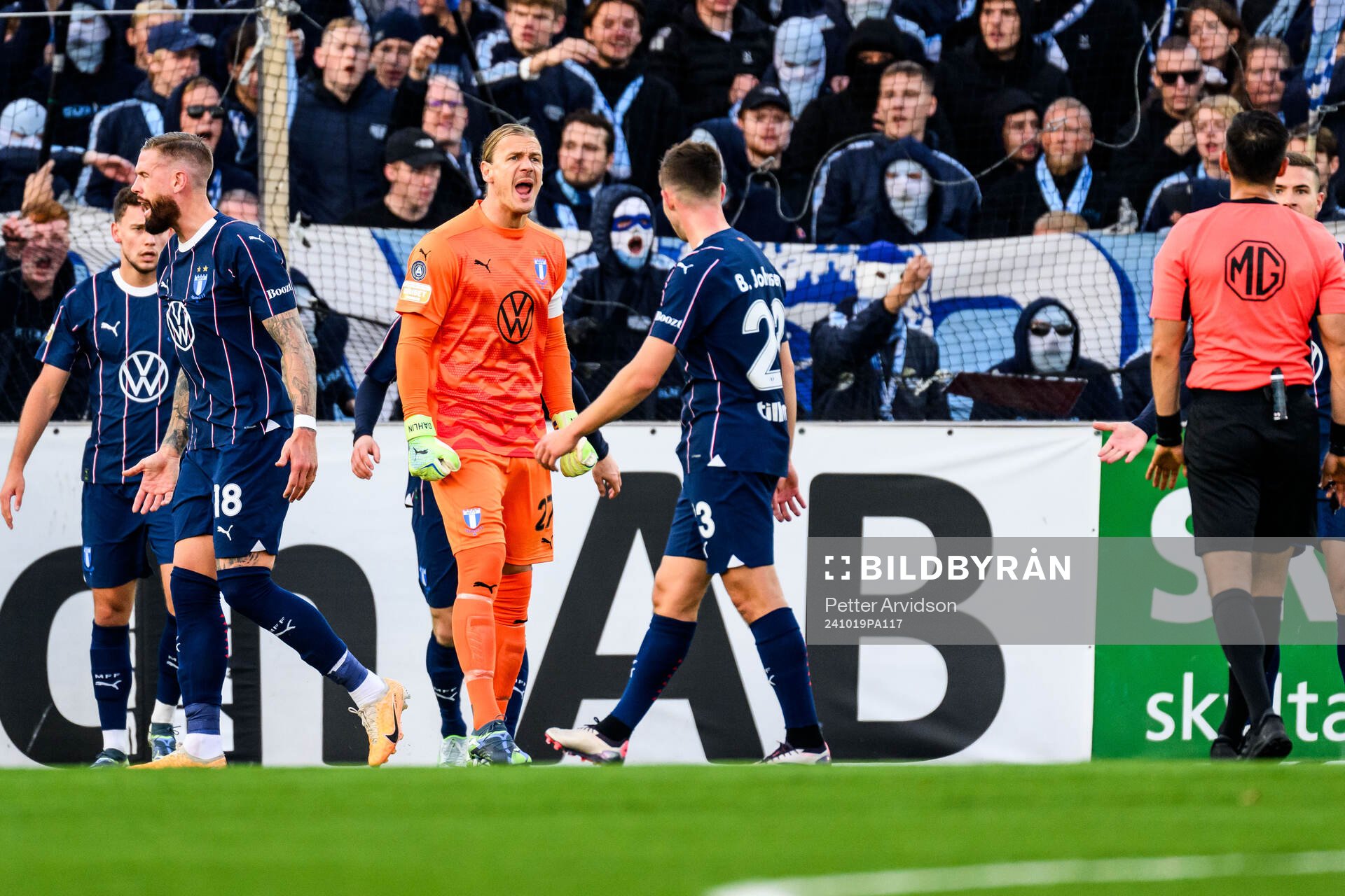 Malmö FFs målvakt Johan Dahlin reagerar