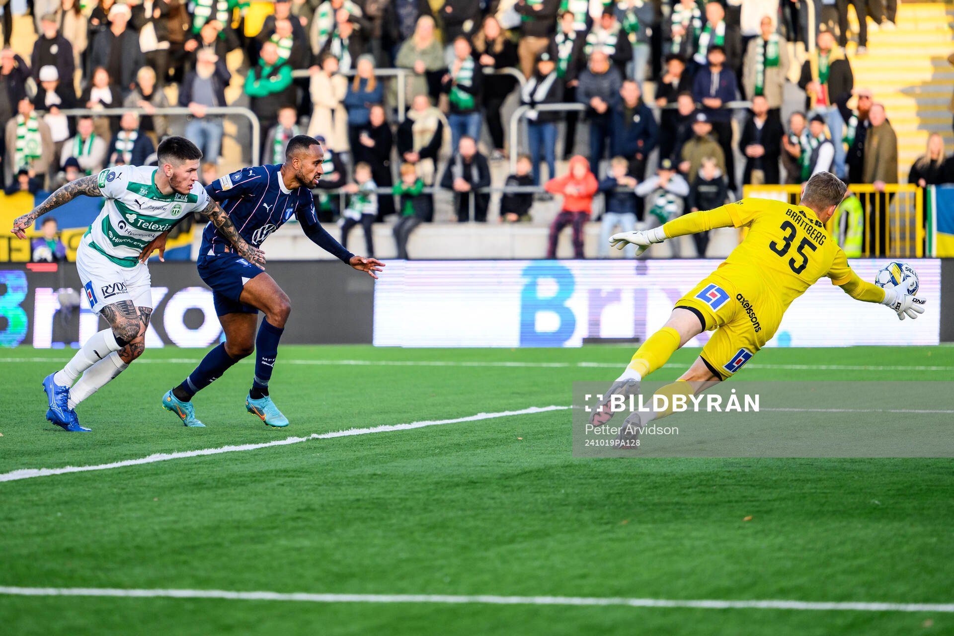 Malmö FFs Isaac Kiese Thelin och Västerås målvakt Johan