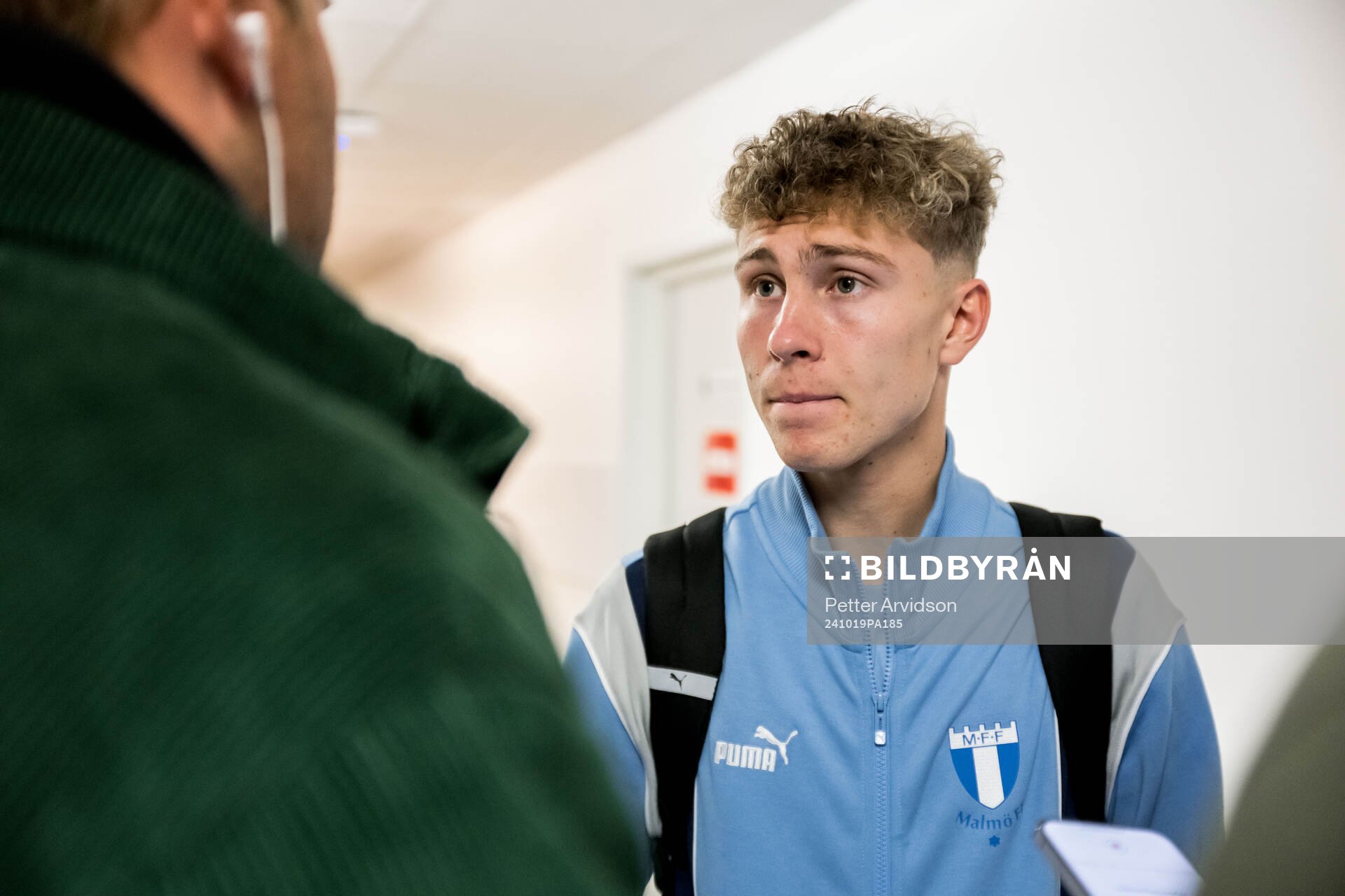 Malmö FFs Hugo Bolin intervjuas efter fotbollsmatchen i Allsvenskan mellan Västerås och Malmö FF den 19 oktober 2024 i Västerås. 