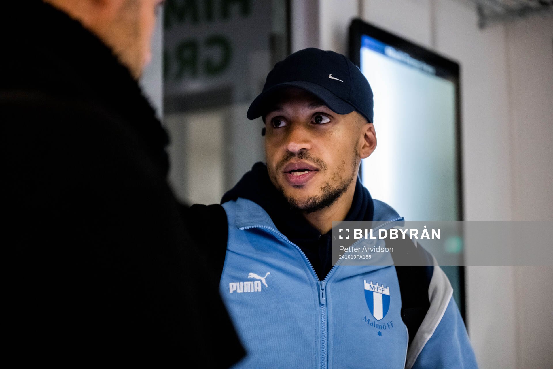 Malmö FFs Martin Olsson intervjuas efter fotbollsmatchen i Allsvenskan mellan Västerås och Malmö FF den 19 oktober 2024 i Västerås. 