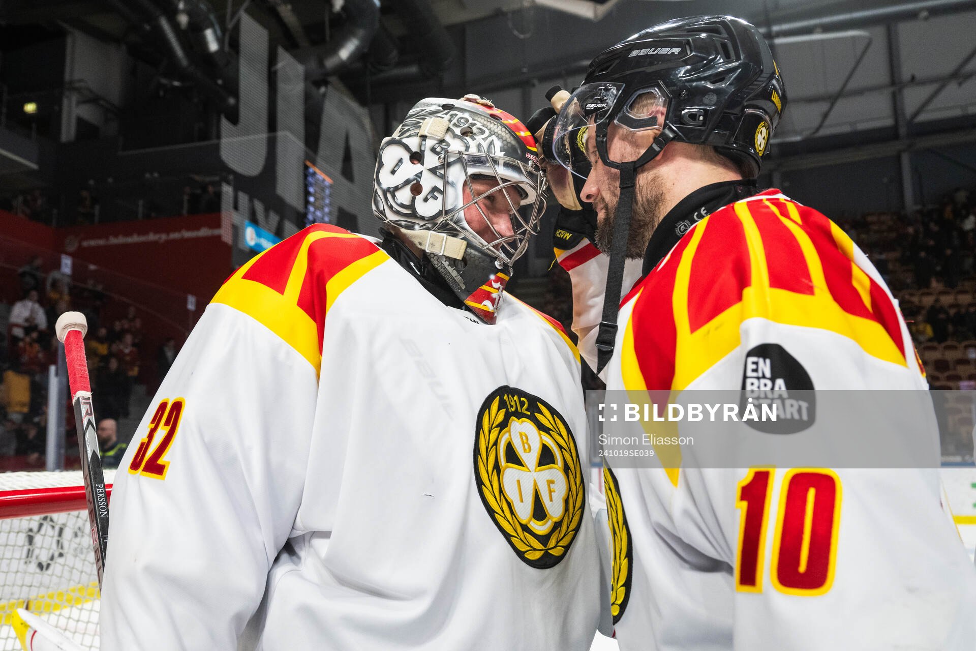 Brynäs målvakt Ludvig Persson och Johan Larsson jublar