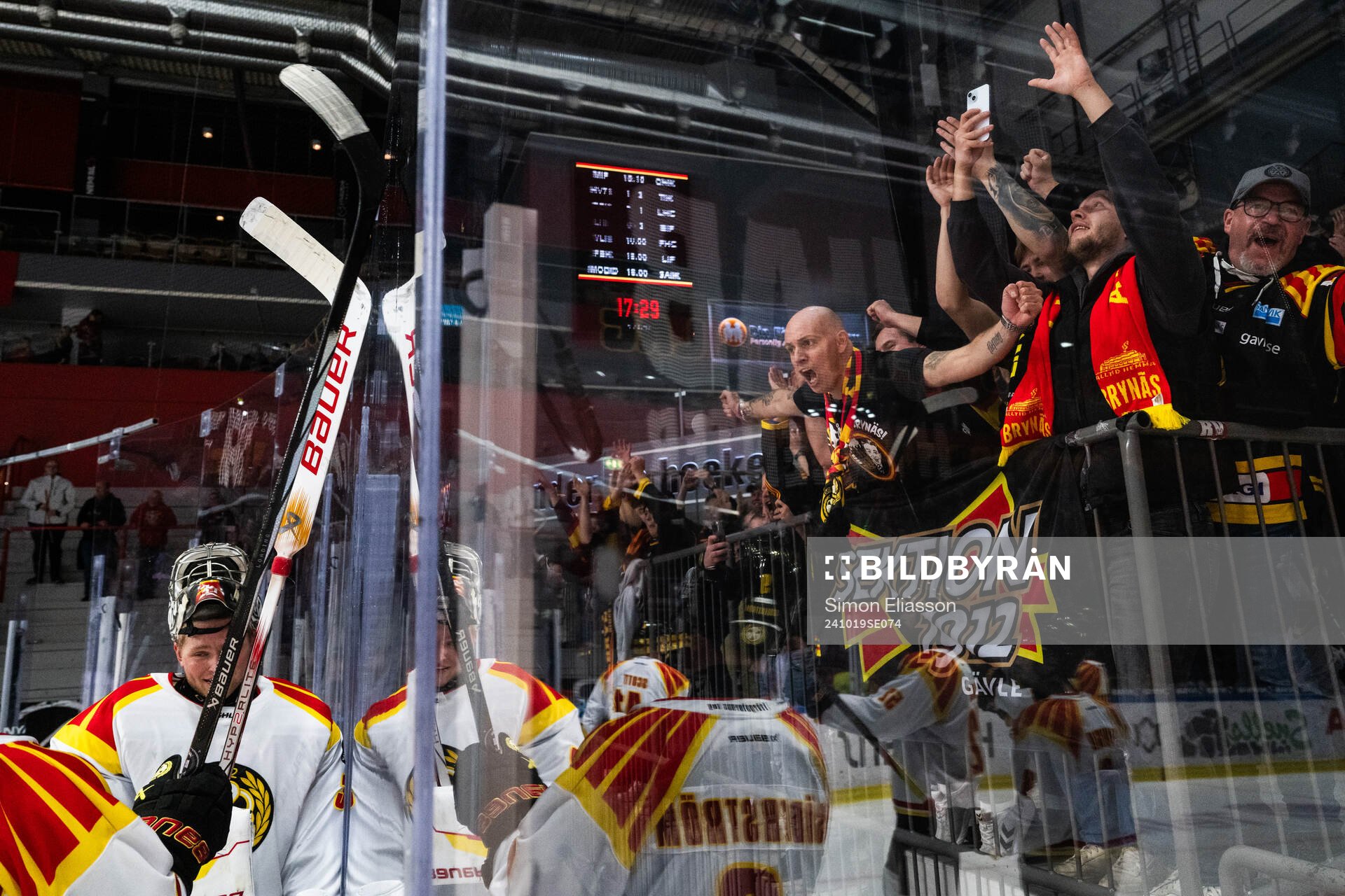 Brynäs målvakt Ludvig Persson jublar och tackar supportrar