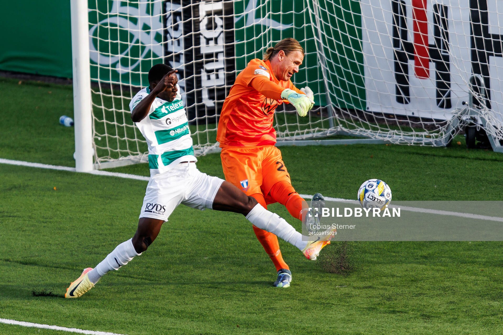 Västerås Ibrahim Yalatif Diabate och Malmö FFs målvakt