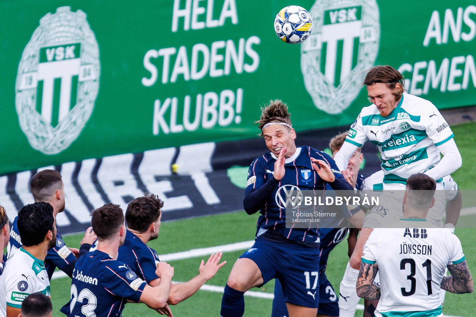 Malmö FFs Jens Stryger Larsen och Västerås Gustav Granath