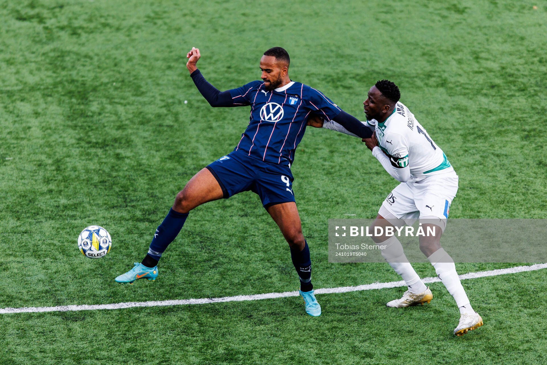 Malmö FFs Isaac Kiese Thelin och Västerås Frederic Nsabiyumva under fotbollsmatchen i Allsvenskan mellan Västerås och Malmö FF den 19 oktober 2024 i Västerås.
