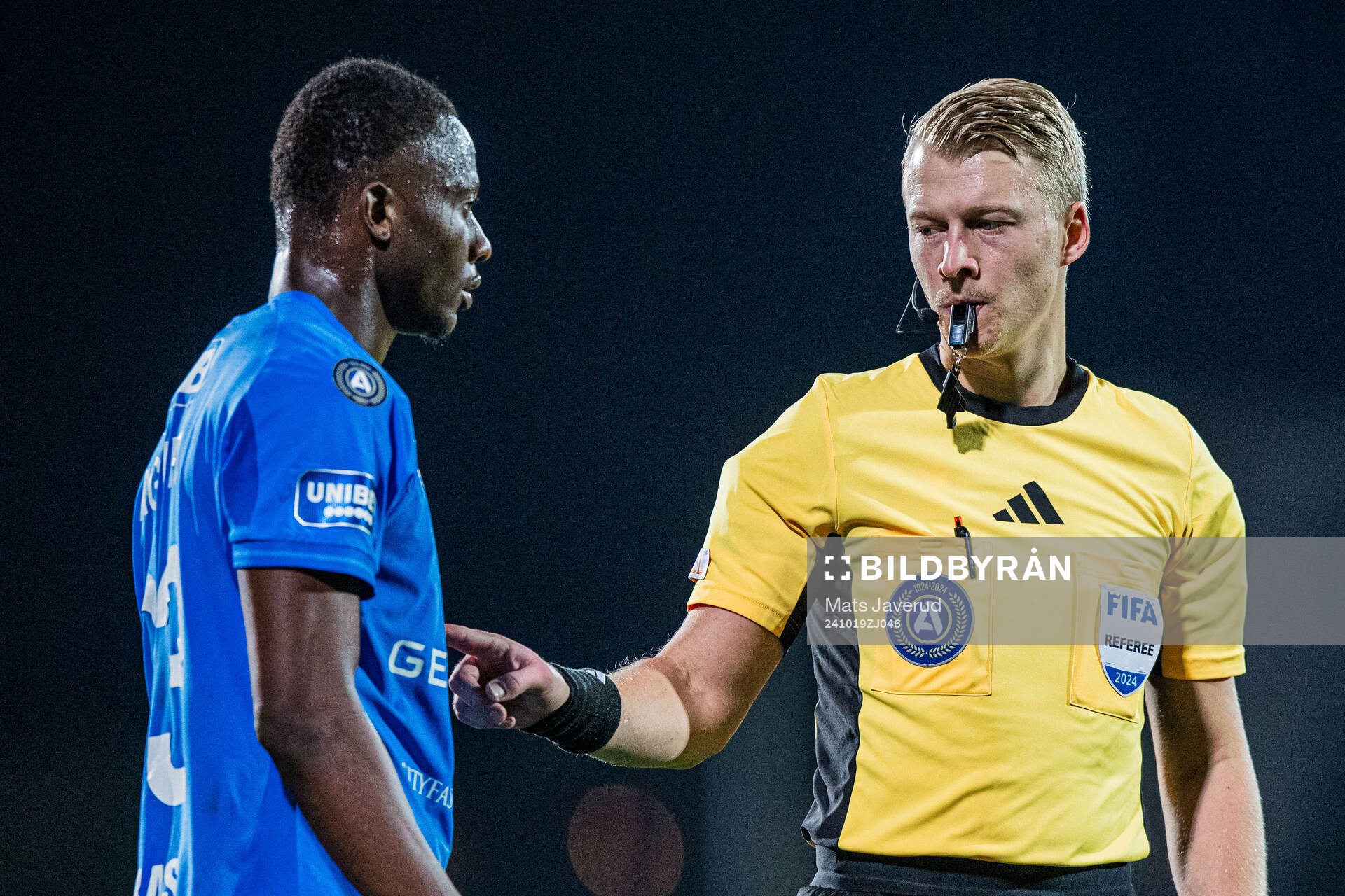 Halmstads Yannick Agnero och domare Adam Ladebäck
