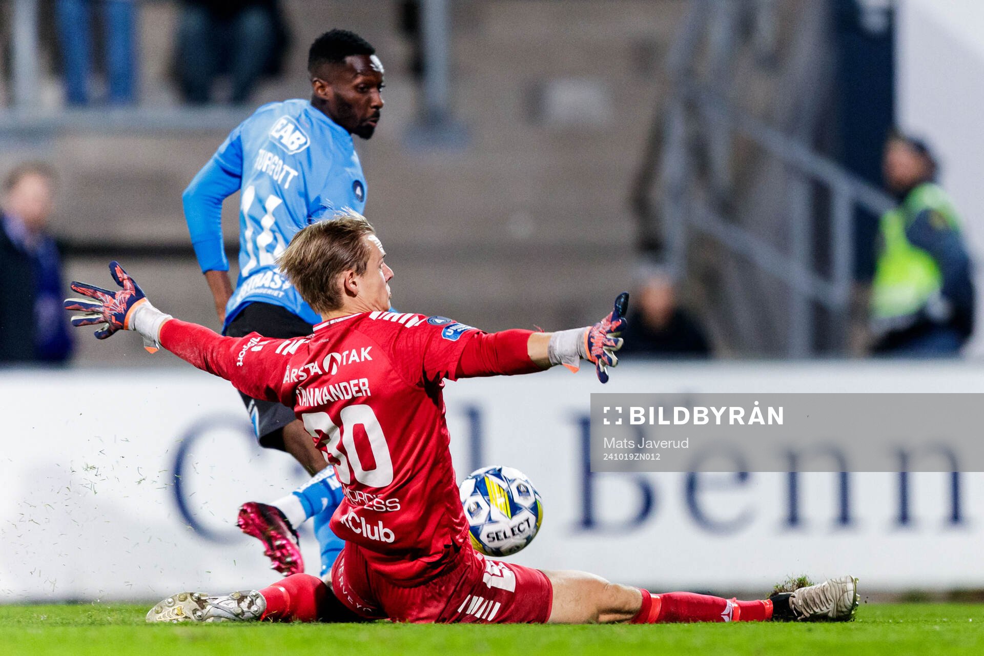 Halmstads Blair Sebastian Turgott och Sirius målvakt Jakob