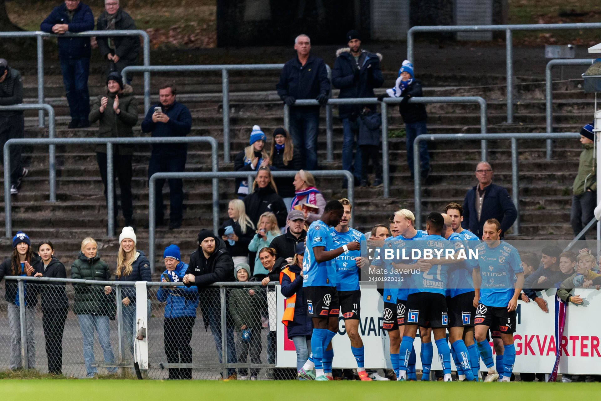 Halmstads spelare jublar efter 1-0 under fotbollsmatchen i Allsvenskan mellan Halmstad och Sirius den 19 oktober 2024 i Halmstad. 