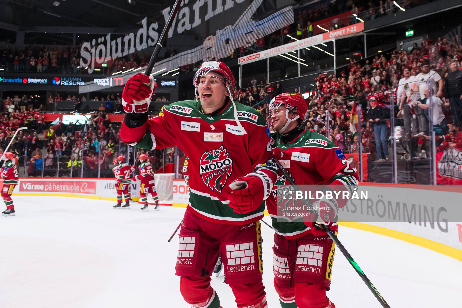 MoDos David Bernhardt och Mattias Norlinder jublar