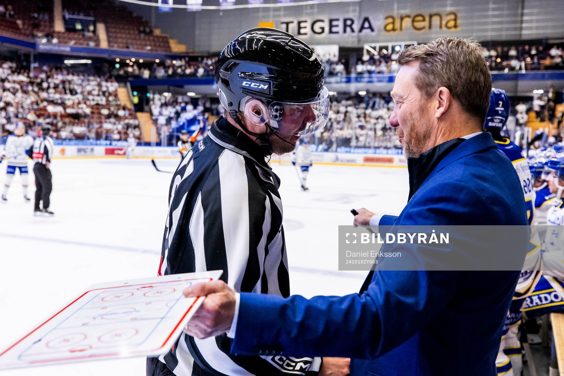Linjedomare Daniel Persson och Leksands tränare Charles
