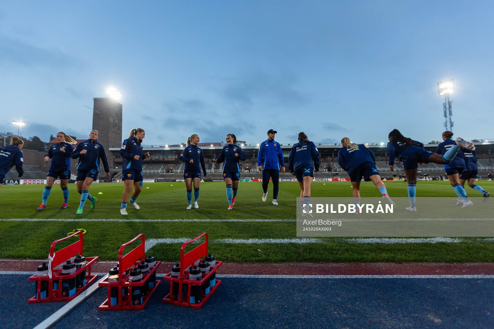 Djurgården värmer upp inför fotbollsmatchen i Damallsvenskan mellan Djurgården och Häcken den 20 oktober 2024 i Stockholm. 