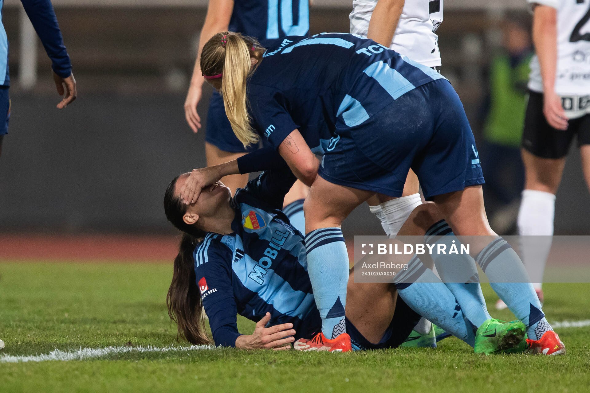 Djurgårdens Beata Kollmats har ont under fotbollsmatchen i Damallsvenskan mellan Djurgården och Häcken den 20 oktober 2024 i Stockholm. 