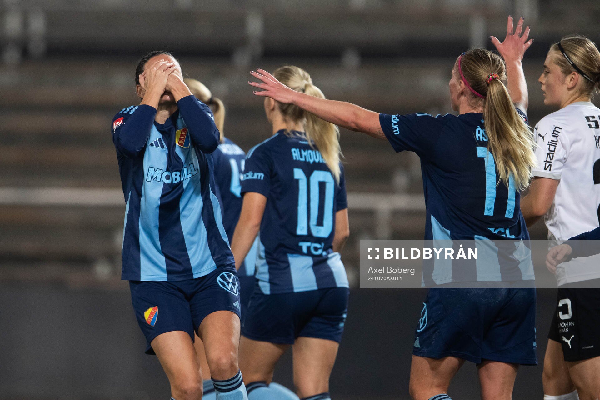 Djurgårdens Beata Kollmats har ont under fotbollsmatchen i Damallsvenskan mellan Djurgården och Häcken den 20 oktober 2024 i Stockholm. 