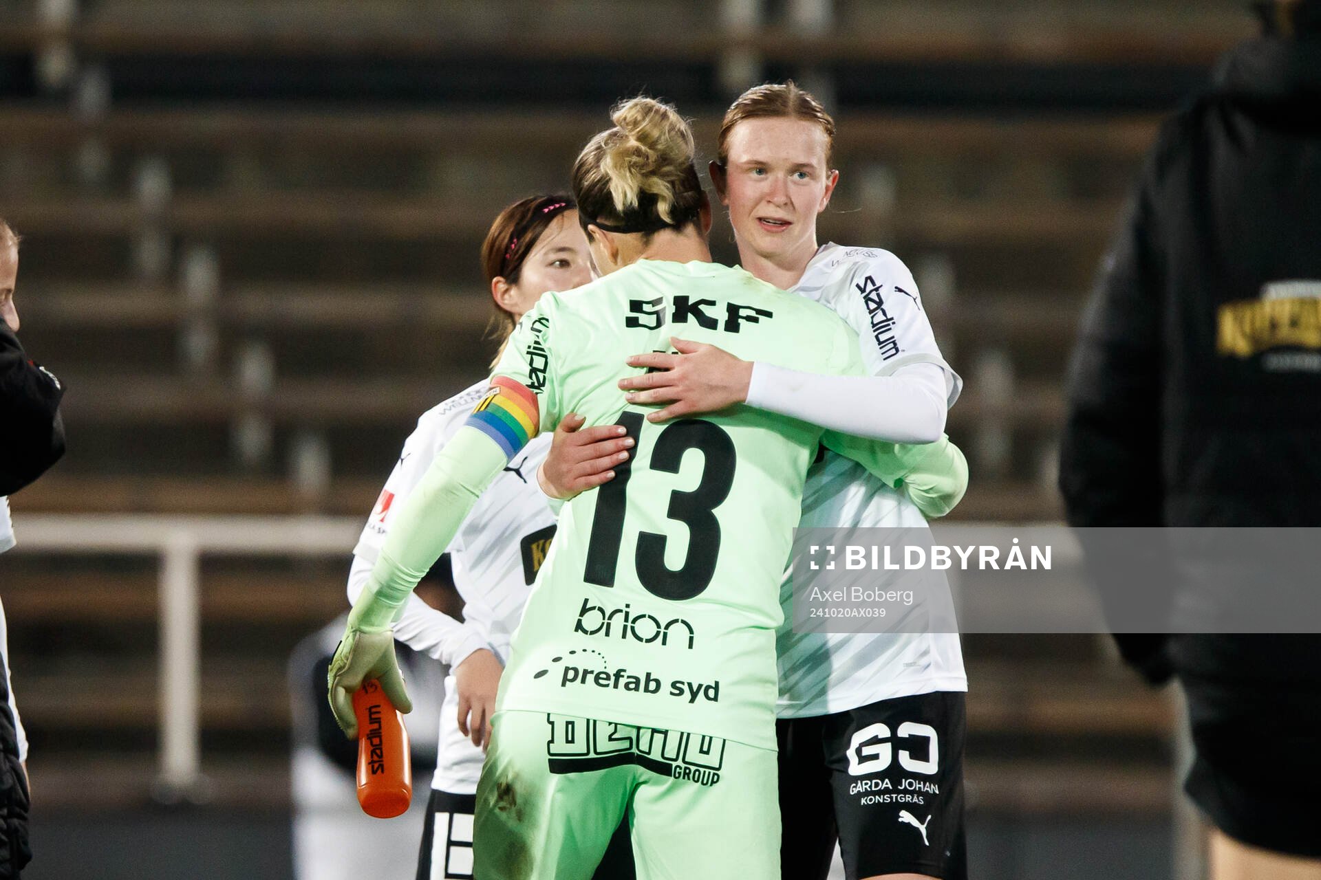 Häckens målvakt Jennifer Falk och Emma Östlund jublar efter fotbollsmatchen i Damallsvenskan mellan Djurgården och Häcken den 20 oktober 2024 i Stockholm.
