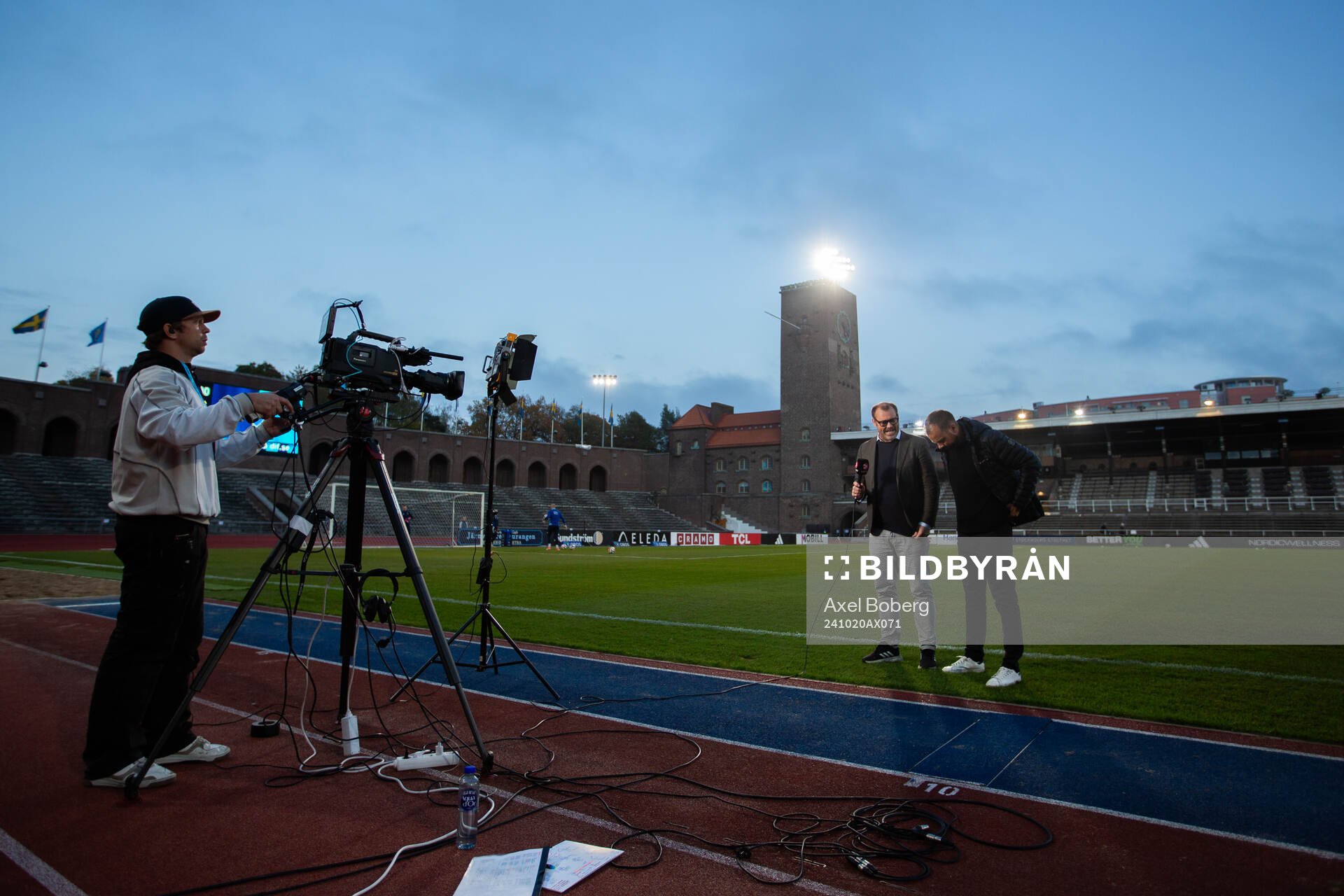 Viaplays Daniel Kristiansson och Pär Lagerström inför fotbollsmatchen i Damallsvenskan mellan Djurgården och Häcken den 20 oktober 2024 i Stockholm.