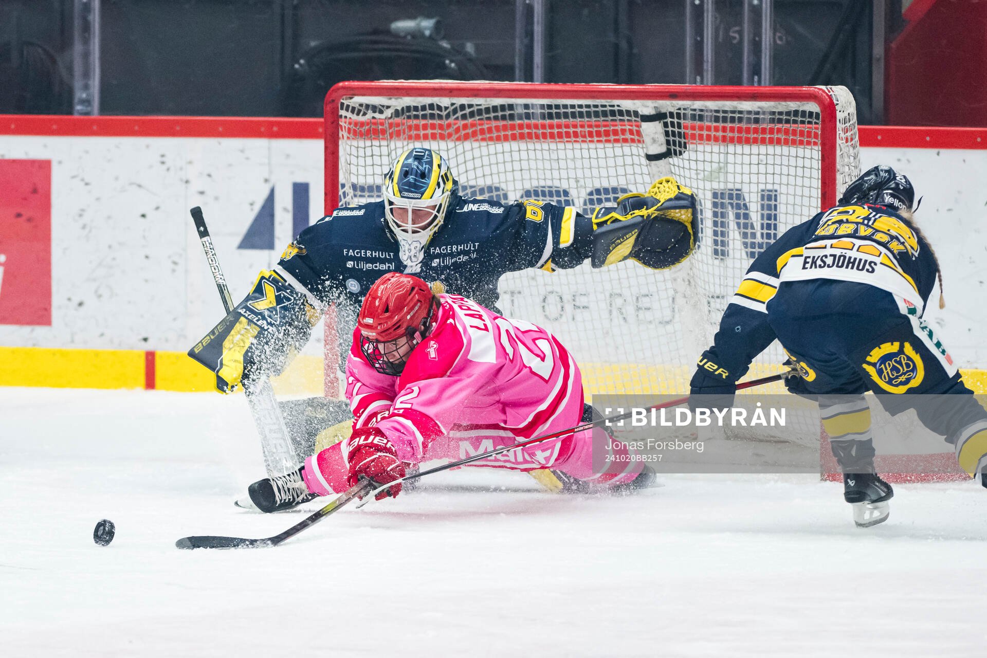 Modos Darcie Lappan och HV71s målvakt Lina Van Noort