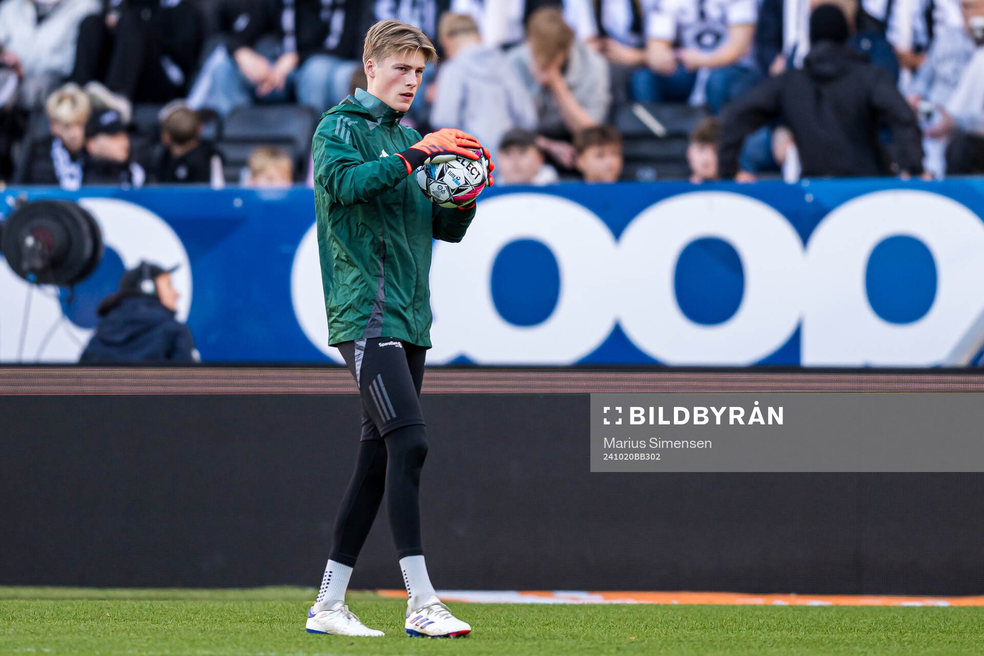Sander Tangvik of Rosenborg warms up