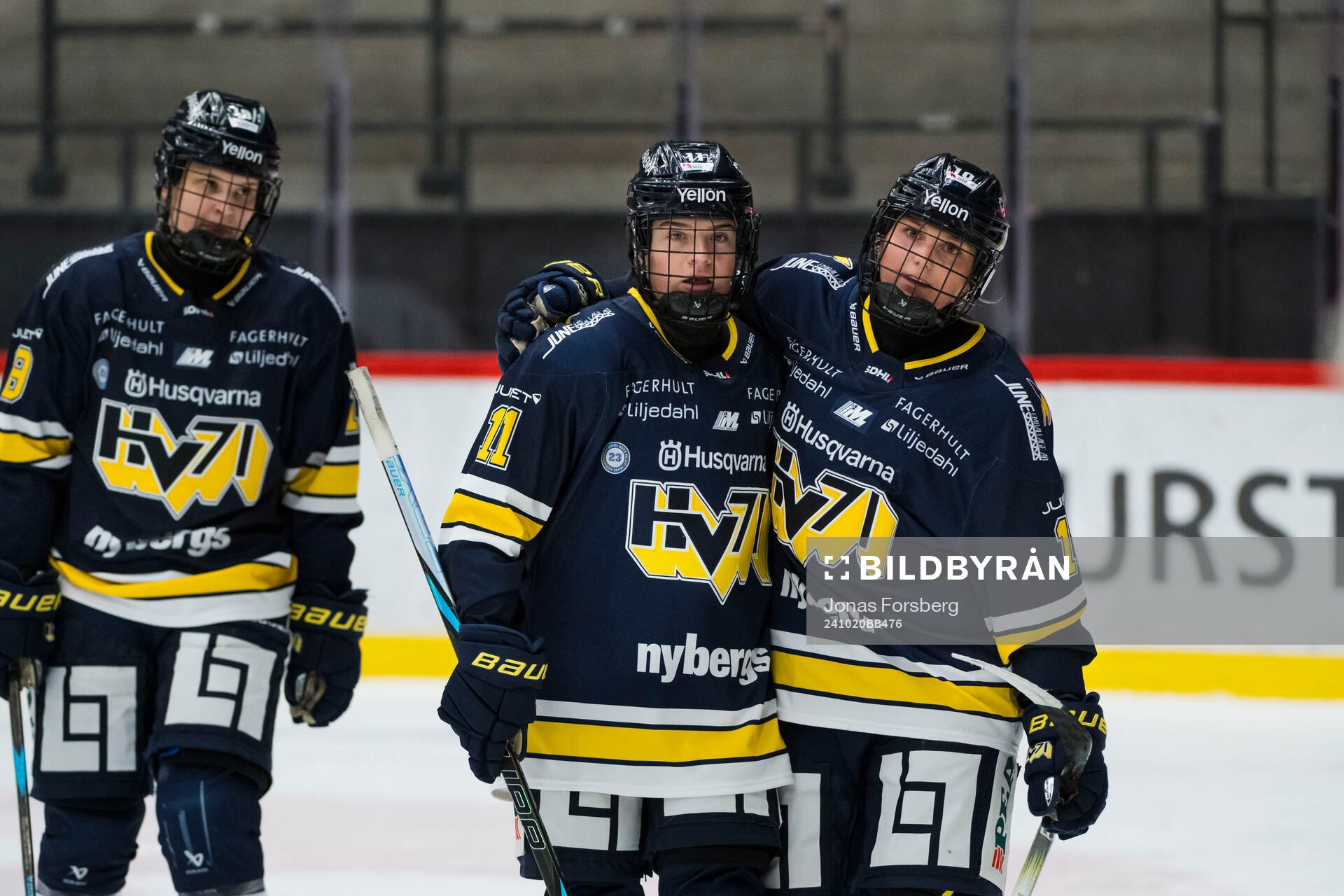 HV71s Alva Solberg och Tea Løkke Nyberg jublar