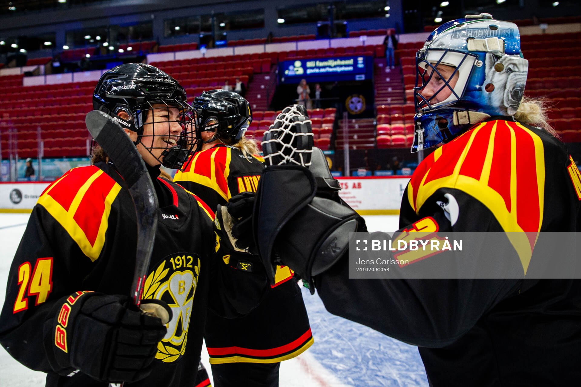 Brynäs Sara Cajanova och målvakt Ena Nystrøm jublar