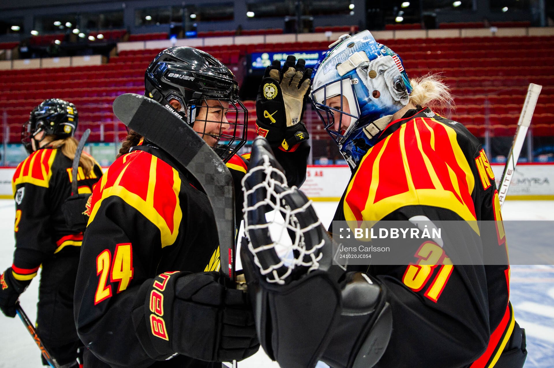 Brynäs Sara Cajanova och målvakt Ena Nystrøm jublar