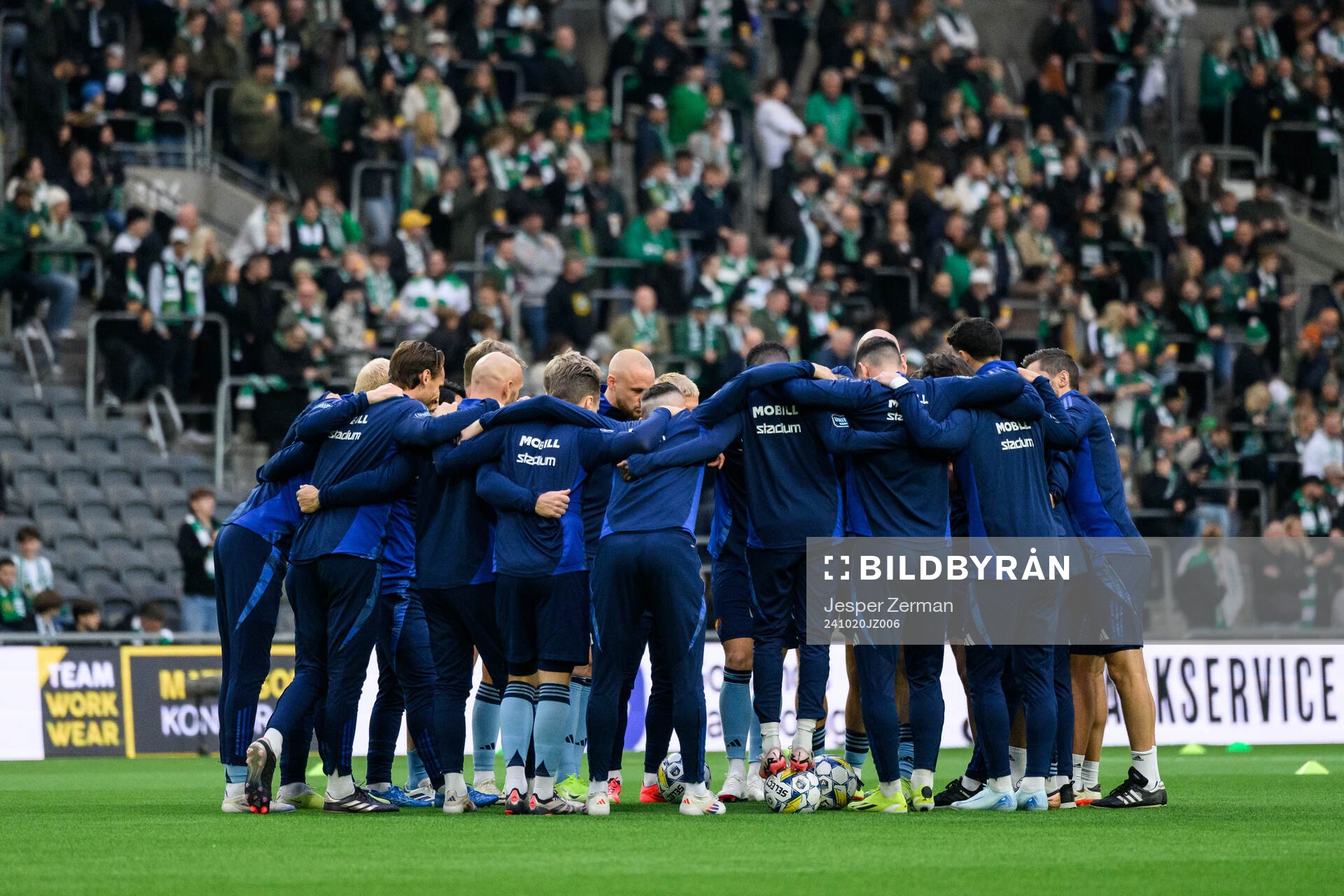 Djurgårdens spelare samlas i en ring inför fotbollsmatchen i Allsvenskan mellan Hammarby och Djurgården den 20 oktober 2024 i Stockholm.