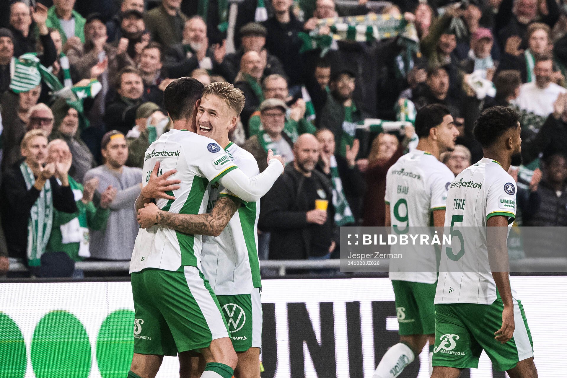 Hammarbys Nahir Besara och Fredrik Hammar jublar