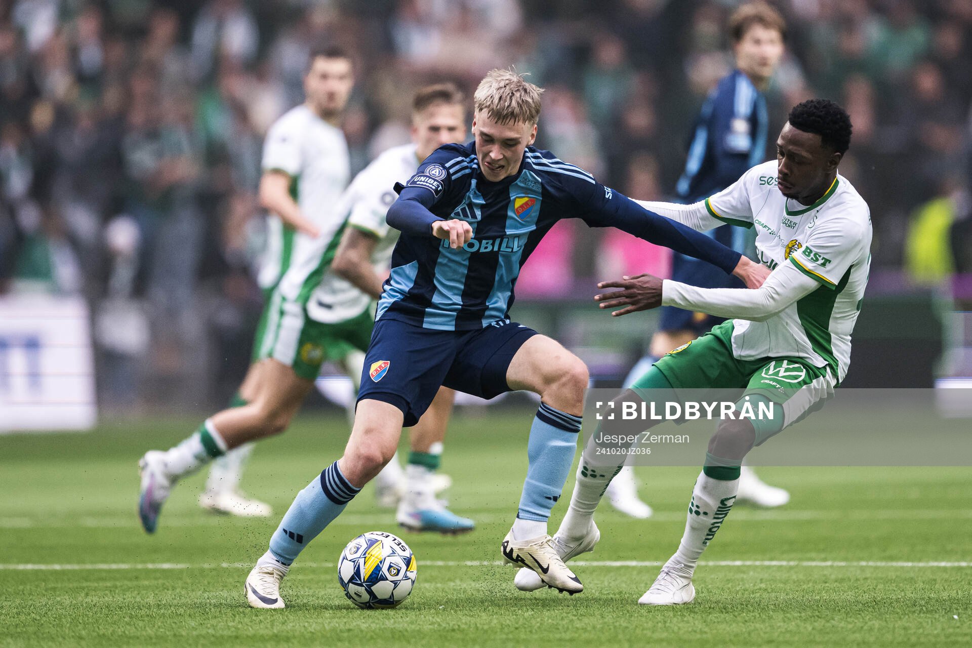 Djurgårdens Santeri Haarala och Hammarbys Montader Madjed under fotbollsmatchen i Allsvenskan mellan Hammarby och Djurgården den 20 oktober 2024 i Stockholm.