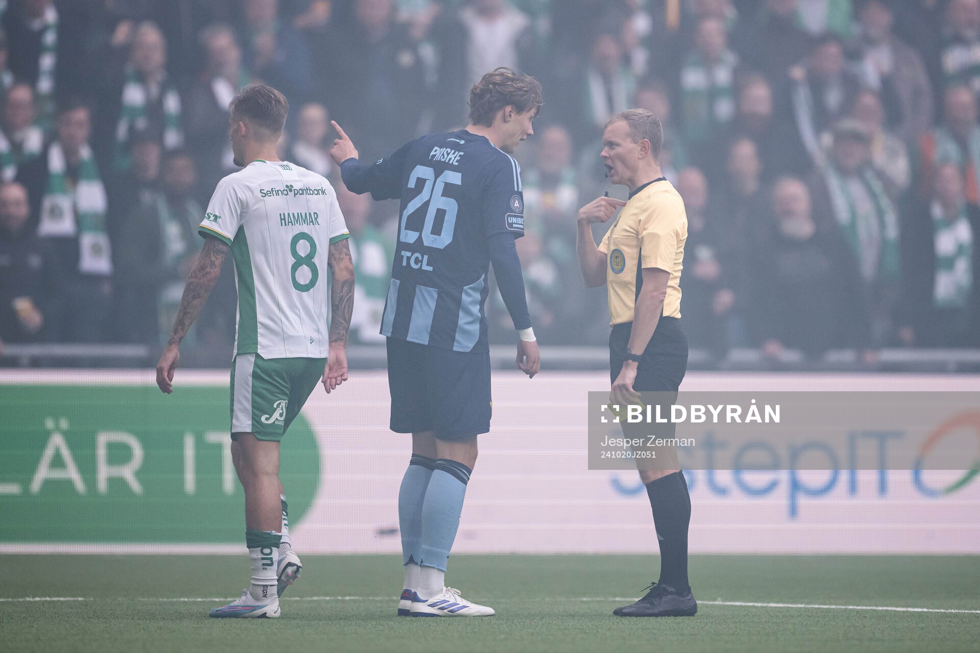 Djurgårdens Peter Therkildsen och Domare Fredrik Klitte