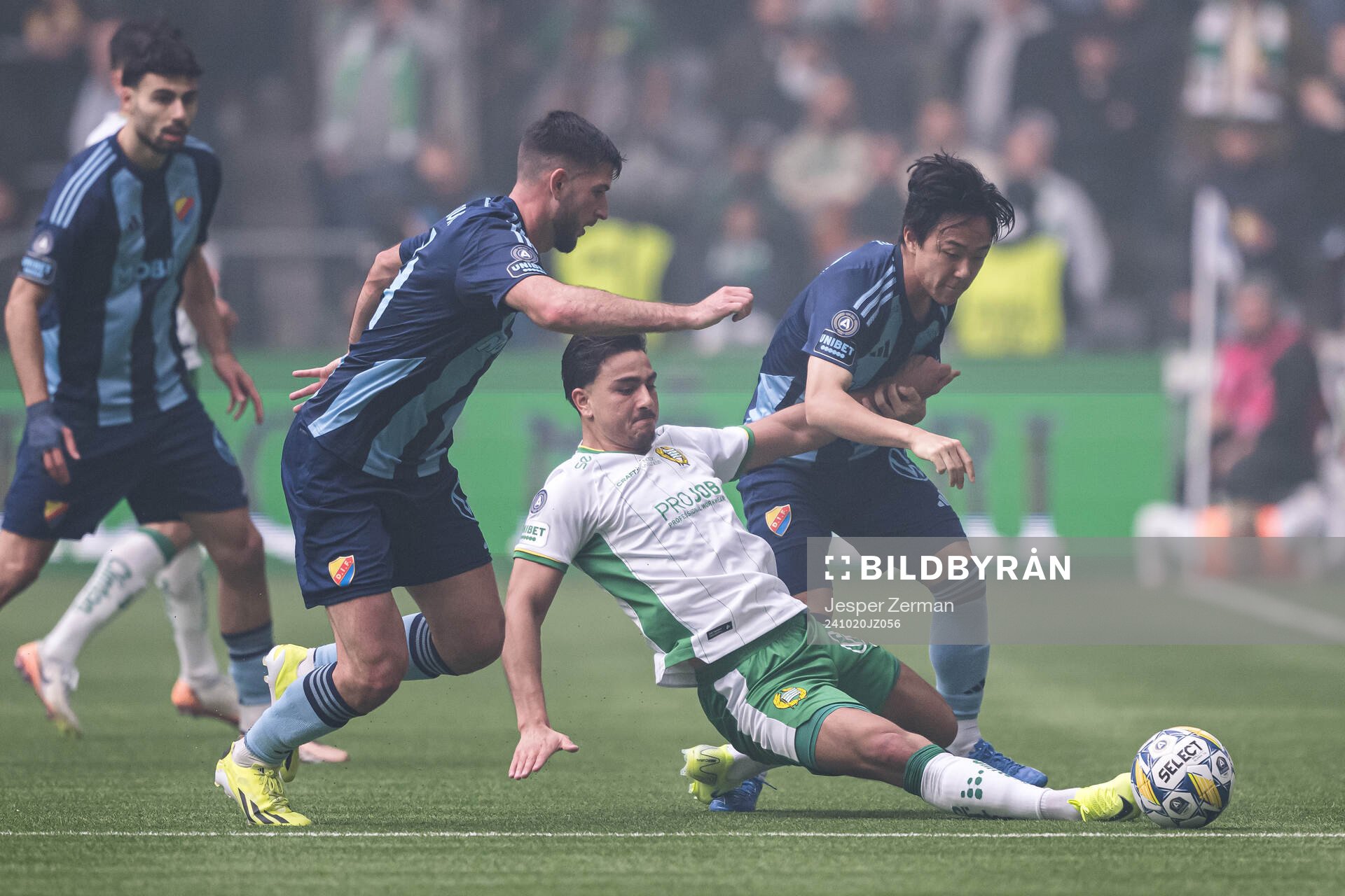Djurgårdens Besard Sabovic och Tokmac Nguen mot Hammarbys