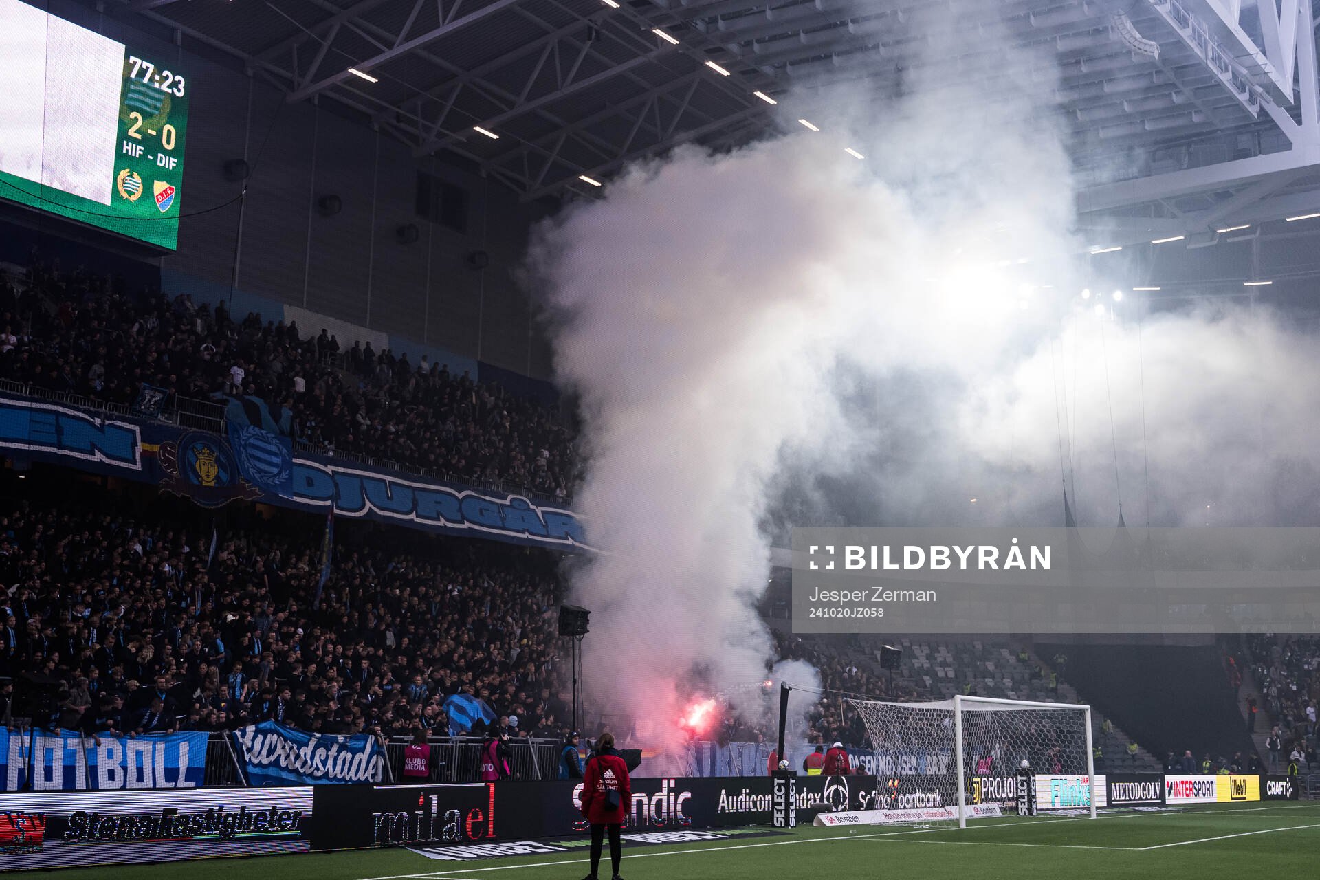 Pyroteknik på läktaren under fotbollsmatchen i Allsvenskan mellan Hammarby och Djurgården den 20 oktober 2024 i Stockholm. 