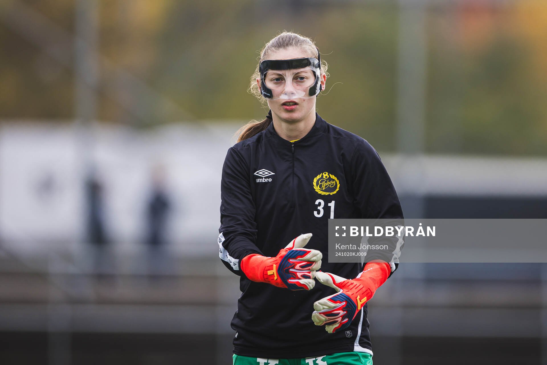 Elfsborgs målvakt Marlen Katharina Kelm med en ansiktsmask