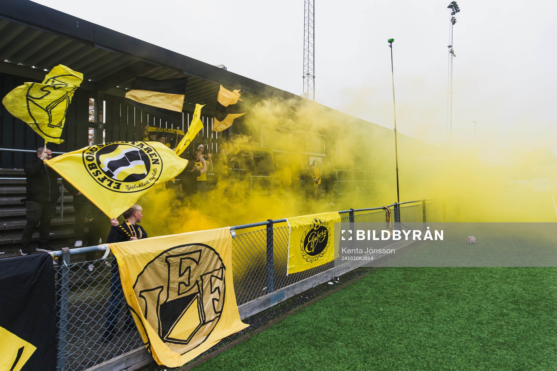 Elfsborgs supportrar meed rök  fotbollsmatchen i Division