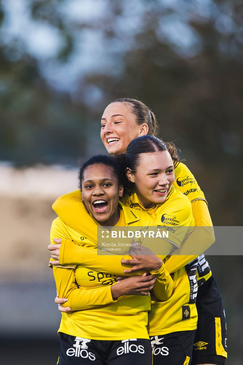 EElfsborgs Vanessa Lopez (v)  jublar med Stina Jensen (m)