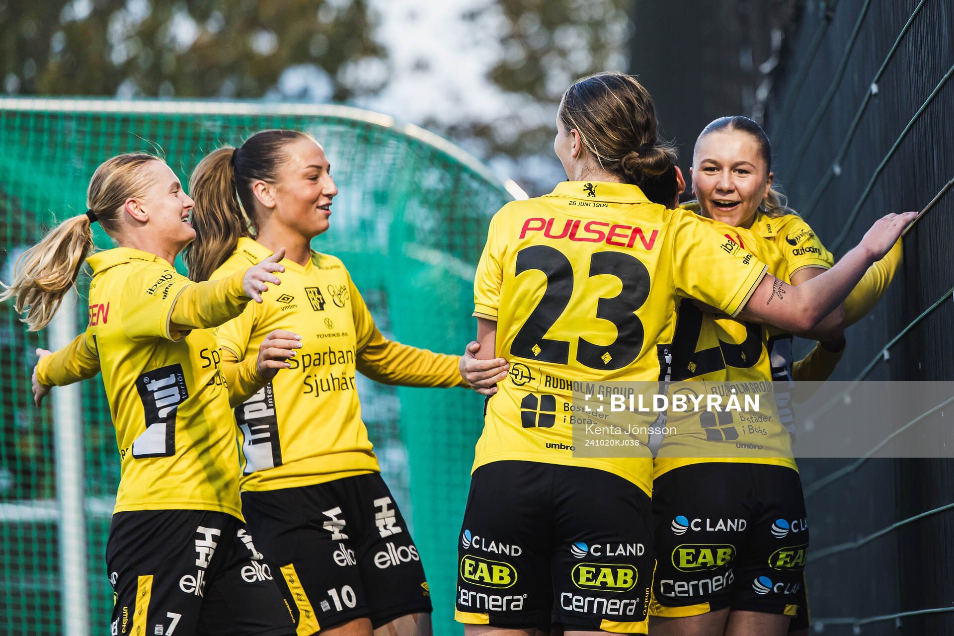 Elfsborgs Izabella Bergström (skymd) jublar med Hanna