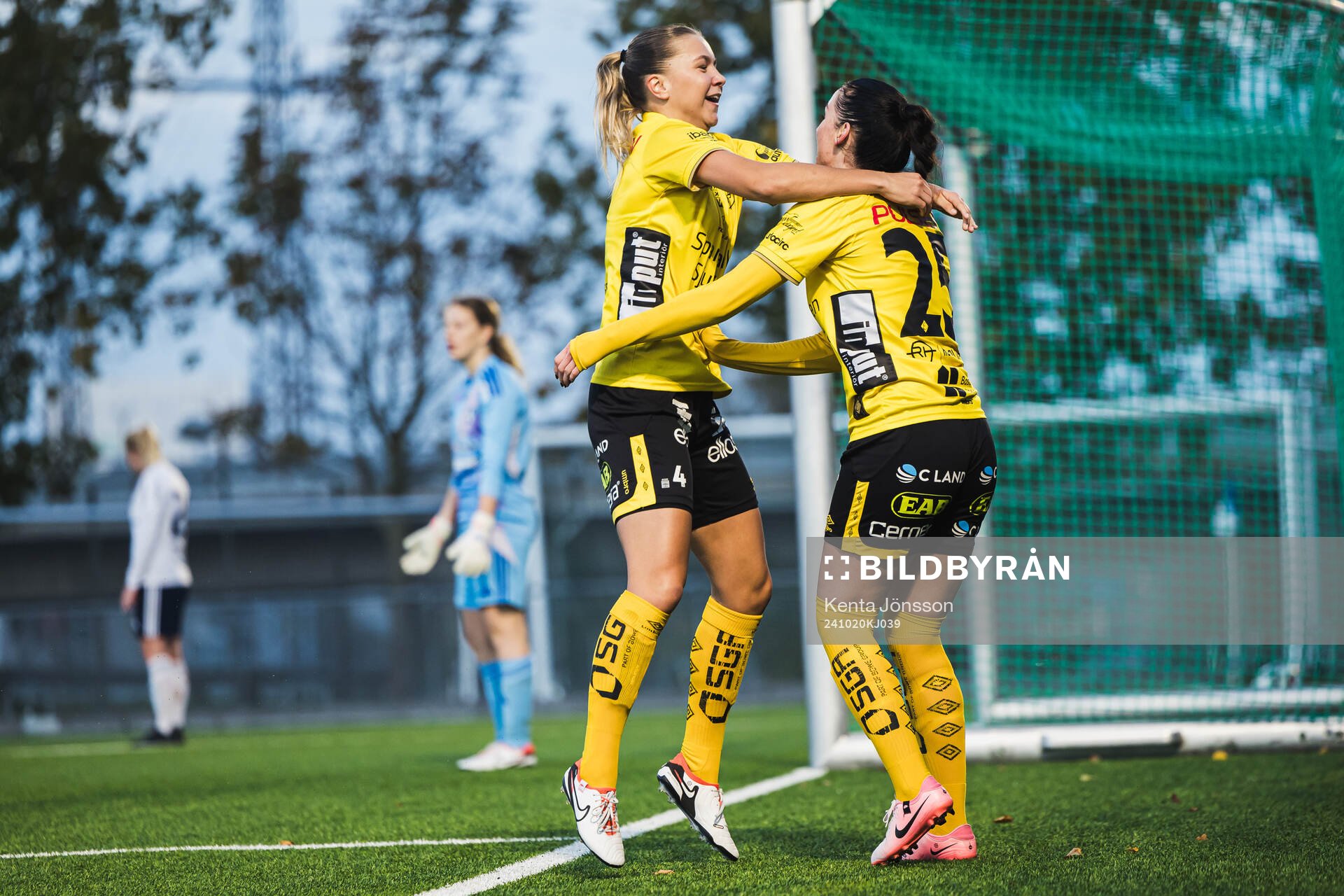  Elfsborgs Izabella Bergström (h) jublar med Alice Broman (v) efter 1-2 under fotbollsmatchen i Division 1 Mellersta mellan Älvsjö och Elfsborg den 20 oktober 2024 i Stockholm. 
