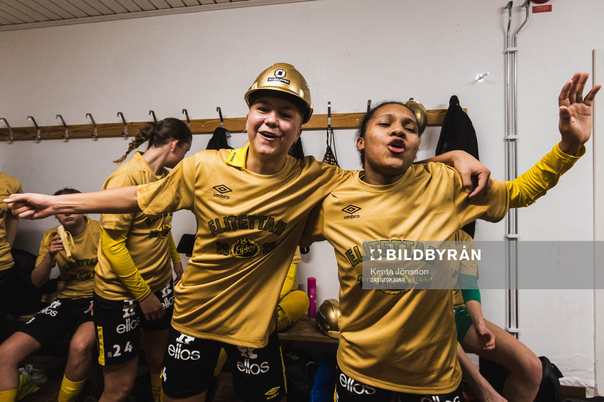 Elfsborgs Alice Broman och Vanessa Lopez jublar efter fotbollsmatchen i Division 1 Mellersta mellan Älvsjö och Elfsborg den 20 oktober 2024 i Stockholm.