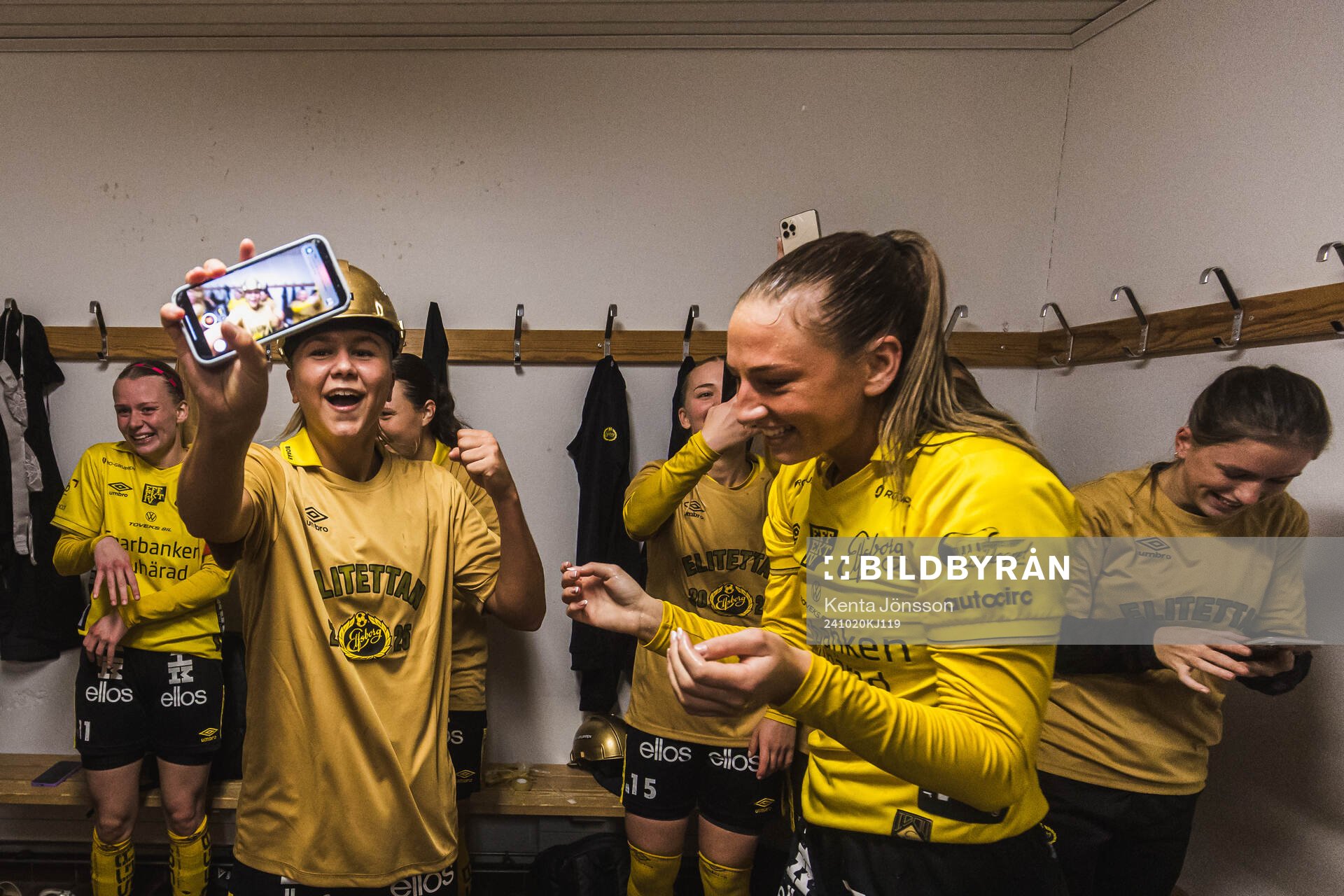 Elfsborgs Alice Broman och Stina Jensen jublar efter fotbollsmatchen i Division 1 Mellersta mellan Älvsjö och Elfsborg den 20 oktober 2024 i Stockholm.